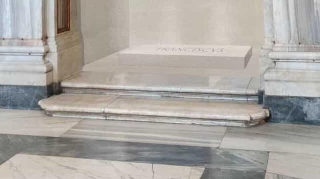 Papa Francesco, il clamoroso errore sulla tomba: cos’hanno combinato