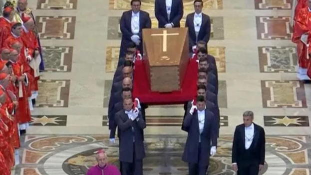Papa Francesco, è successo sulla bara durante i funerali