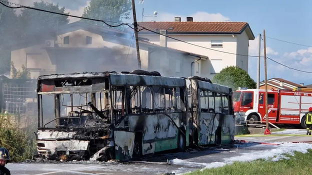 Italia, autobus con circa 30 studenti avvolto dalle fiamme