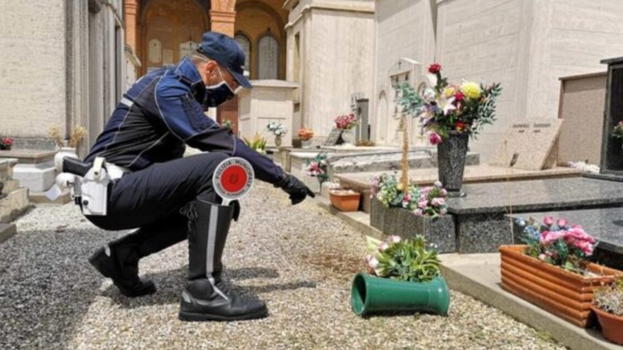 Tomba violata, rubato un orologio del Napoli a un 15enne: chi era