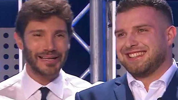 “Questo non lo accetto”. Affari tuoi, De Martino sbotta in diretta con Alessio dall’Umbria