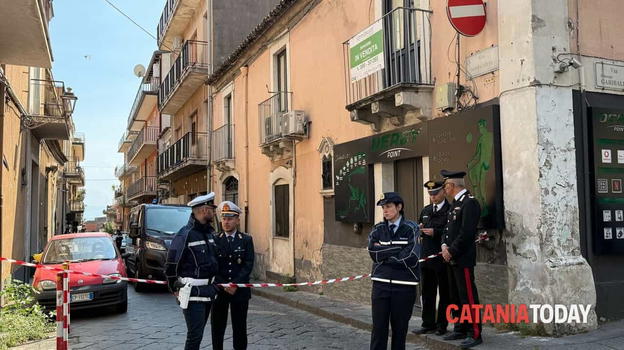 Neonata lanciata dal balcone, la notizia sul fratellino poco fa: ha t…