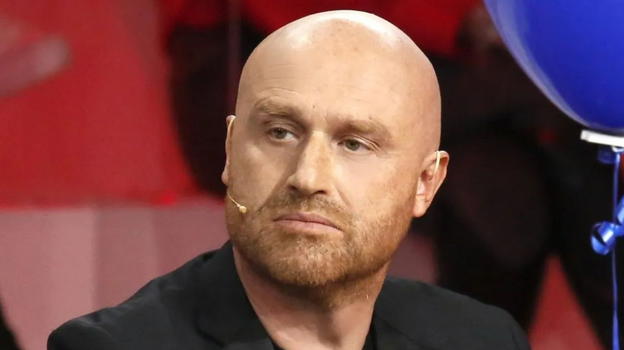 Amici, arrestato l’amato cantante del programma