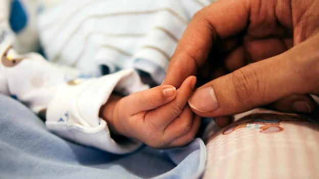 Sala parto, neonata perde la vita subito dopo la nascita: il medico ha….