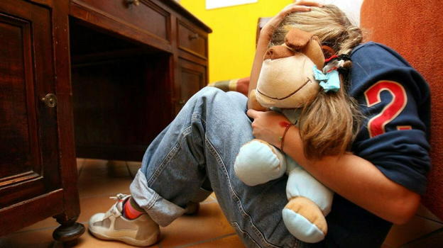 "Mamma puoi dire a papà di non toccarmi più di notte?" Bimba di 8 anni racconta 4 anni di..