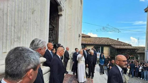 "Lo ha fatto per la prima volta". Papa Leone XIV, fedeli di tutto il mondo increduli