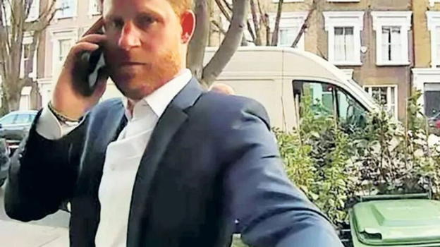 Il Principe Harry si mette a suonare ai campanelli in mezzo a Londra: ripreso dalle telecamere