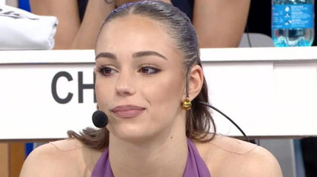 Alessia di Amici in lacrime per il lavoro della mamma: "Spesso la aiuto..