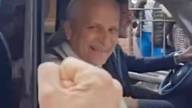 Papa Leone XIV si ferma tra la gente e urla: "Forza..