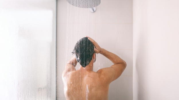 "Non urinate mai sotto la doccia, è pericoloso. Ecco cosa si rischia"