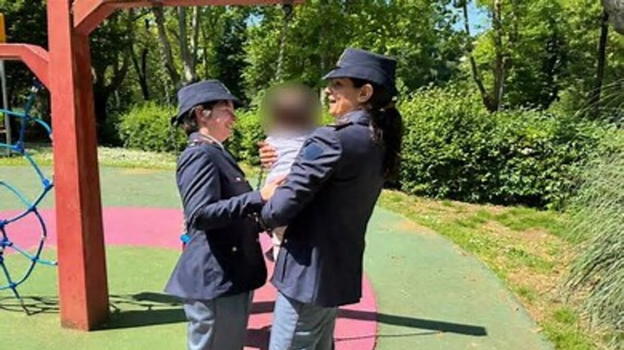 "È lei!" . Bimba ritrovata dalla polizia dopo oltre un anno: era dagli…