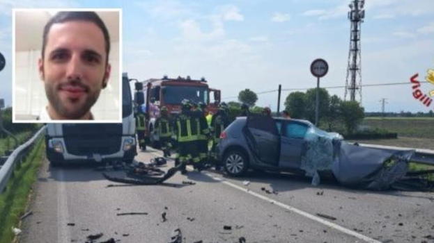 Dramma sulla strada, famiglia si schianta contro un camion
