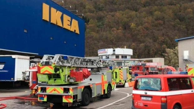 Italia, maxi evacuazione in corso all’Ikea