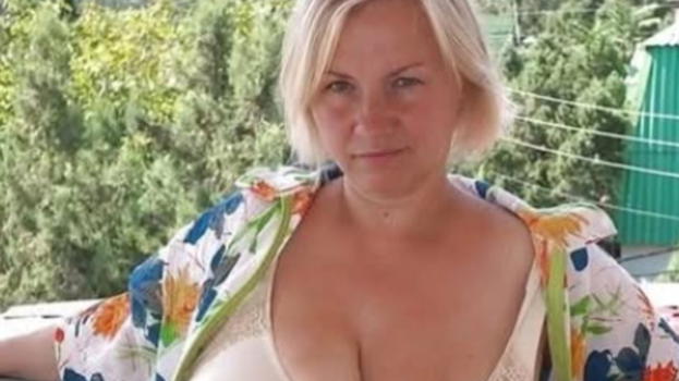 Va al balcone e si spoglia, il figlio sotto choc: cosa scopre