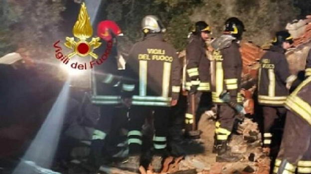 Soccorritori sul posto: si cerca tra le macerie degli spogliatoi