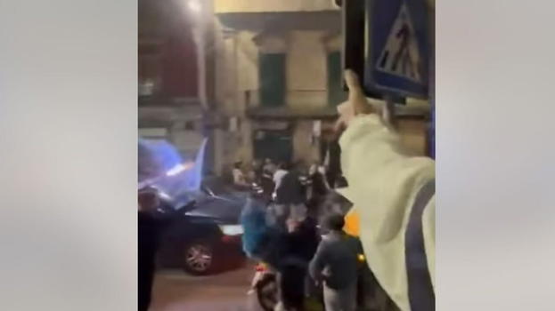 Follia a Napoli durante la festa scudetto. Quello che ha fatto un gruppo nella folla