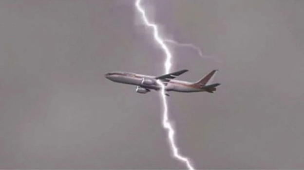 Aereo carico di persone colpito da un fulmine: la situazione