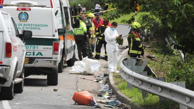 Autobus carico di studenti si schianta contro il ponte, il bilancio è drammatico