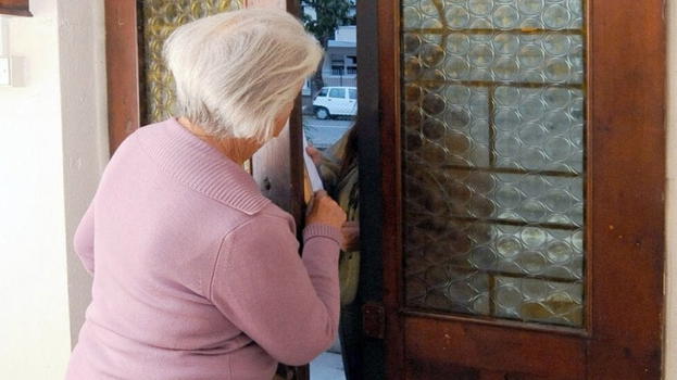 Attenzione alla nuova truffa, bussano a casa e si fingono..