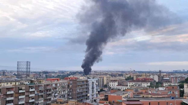 Italia, tremendo incendio poco fa: gigantesca colonna di fumo incombe sulla città