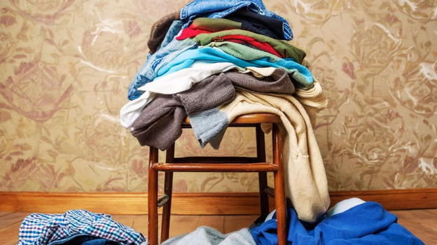 Ecco cosa significa se accumuli i vestiti sulla sedia