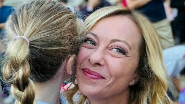 La scoperta sul Prof delle minacce alla figlia della Meloni: chi è davvero