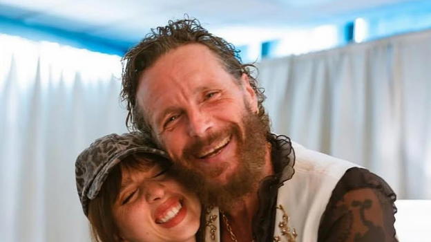 Jovanotti interrompe il concerto per dare l’annuncio: "Ragazzi, Angelina..