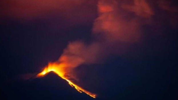Italia, è allerta massima per l’eruzione del vulcano: il comunicato