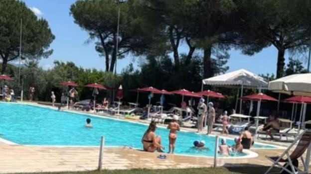Bambini si sentono male dopo bagno in piscina: ricoverati in ospedale