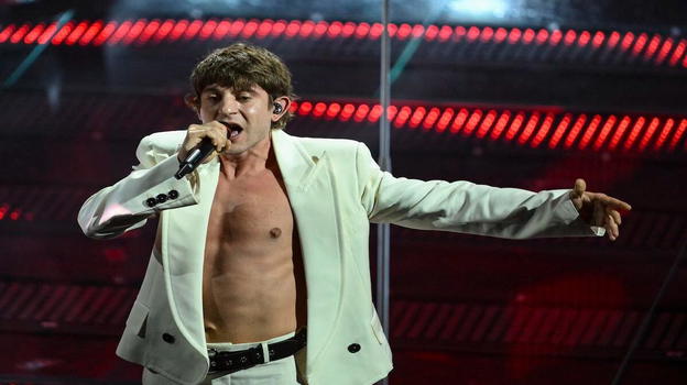 Il cantante ha annullato tutti i concerti e i tour estivi