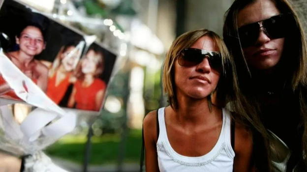 Fabrizio Corona inchioda le gemelle Cappa? Insulti di Paola a un’amica della mamma Rosa Poggi: “Putt*na, devi mo**re”