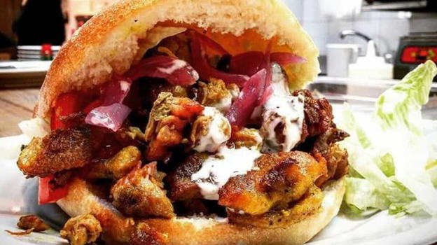 Uomo e bimba di 3 anni mangiano kebab e finiscono in ospedale: cosa c’era dentro