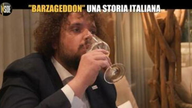 Davide Barzan: "Ha baciato Manuela, sul telefono i video mentre fa ses…