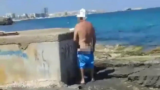 Beccato a farlo dietro gli scogli guardando i bagnanti: cosa gli hanno fatto