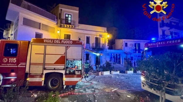 "Un boato e poi è venuto giù tutto". Crolla palazzina di 3 piani