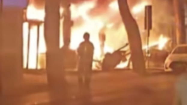 Terribile incendio, evacuazione in corso: "Ci sono decine di persone sul balcone"