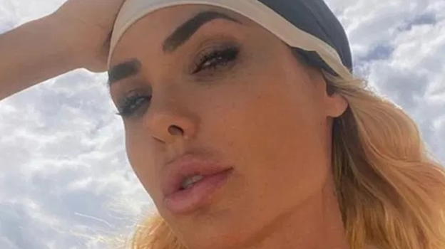 Ilary Blasi esagerata in Tanzania, tanga e topless: le foto non adatte ai deboli di cuore