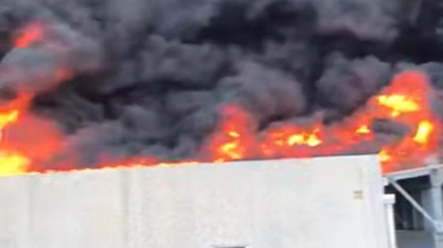 Incendio devasta tutto: VVF al lavoro