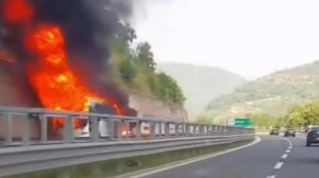 Italia, autobus carico di passeggeri completamente in fiamme