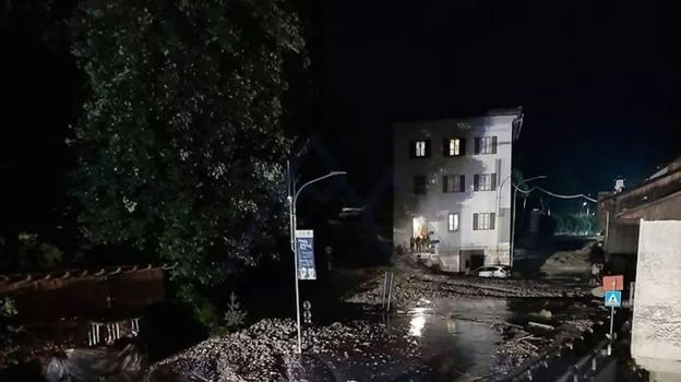 Italia, devastante frana si abbatte sul paese, abitanti intrappolati nelle case
