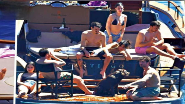 Stefano De Martino non si nasconde più. Esce allo scoperto in barca