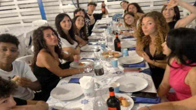 Rebecca muore mentre è a cena con gli amici: si è a…