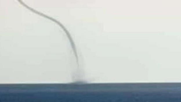 Improvvisa tromba d’aria si abbatte sulla spiaggia italiana: la situazione