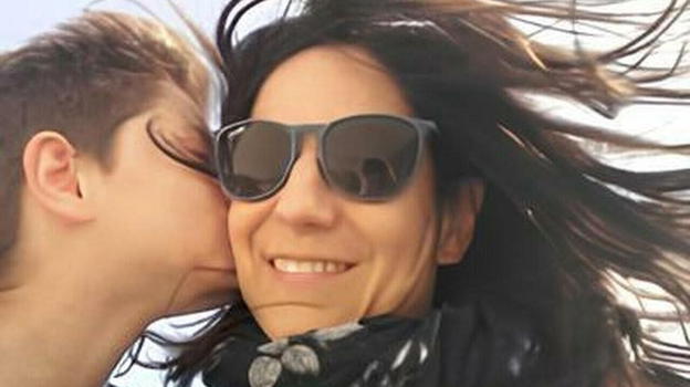 Toglie la vita alla mamma con l’accetta da boyscout: "L’ho fatto perché gir…"