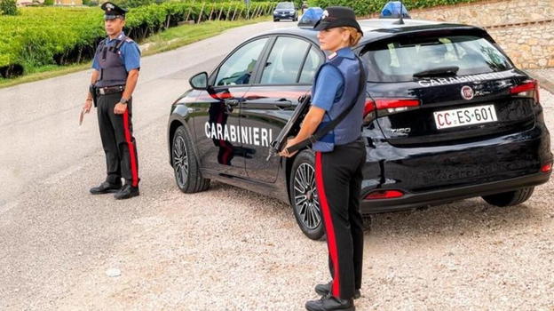 Straniero entra in casa di una giovane mentre dorme: con un coltello le…