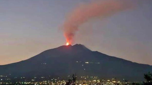 Italia, è allerta massima per l’eruzione del vulcano: forti boati dal cratere