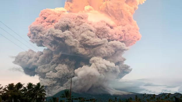 Il vulcano si è risvegliato, una colonna di fumo rosso alta 10 km