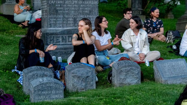 Picnic al cimitero, la nuova tendenza fa discutere