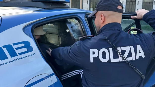 "Aiuto mi sta violentando".  L’urlo della ragazzina in acqua dopo che i due avevano…