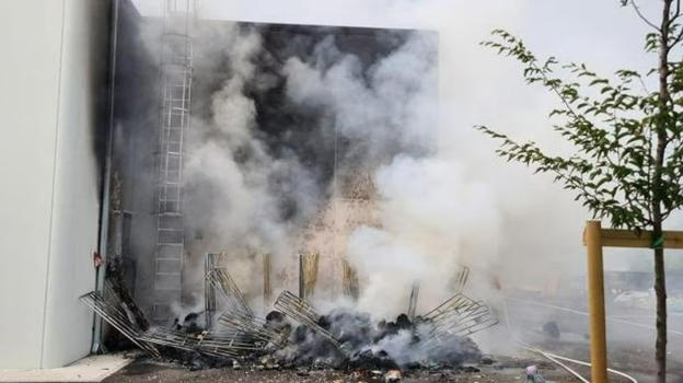 Terribile, le fiamme avvolgono il centro commerciale italiano: i primi aggiornamenti